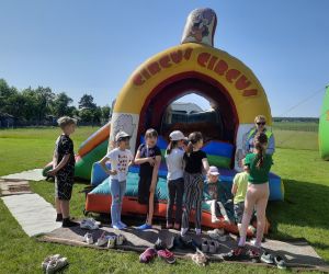 Dzieci czekają na zabawę w basenie z piłeczkami