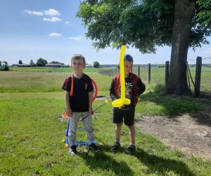 Uczniowie podczas zabawy z animatorami