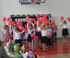 Uczniowie tańczą z balonami