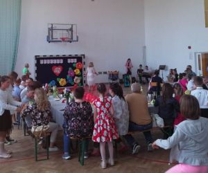 Uczniowie wręczają rodzicom upominki