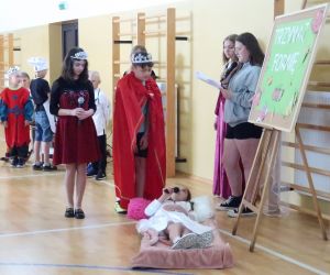 Przedstawienie teatralne z udziałem uczniów biorących udział w programie.