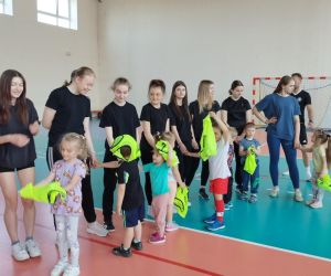 Przedszkolaki ze starszymi koleżankami