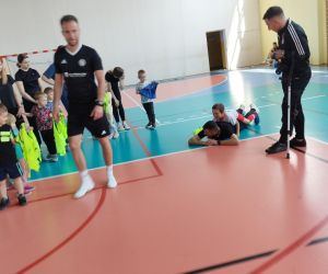 Trenerzy prezentują wykonanie ćwiczeń przedszkolakom