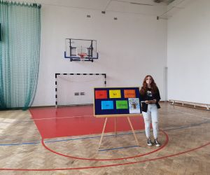 Uczennica zapoznaje uczniów z przebiegiem akcji