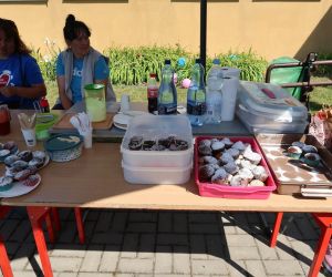 Panie z Koła Gospodyń Wiejskich z przygotowanym poczęstunkiem dla dzieci