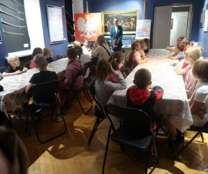 Uczniowie słuchają pogadanki o symbolach narodowych