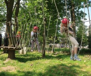  Dziewczynki wspinają się po linach w Parku Linowym