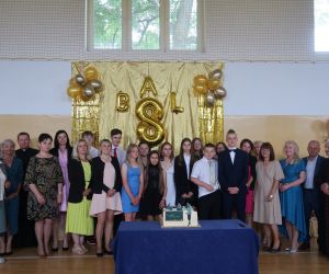 Wspólne zdjęcie uczniów i  gości zaproszonych