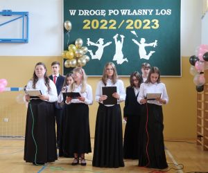 Część artystyczna przygotowana przez ósmoklasistów.