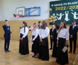 Uczniowie klasy VII składają życzenia i wręczają upominki.