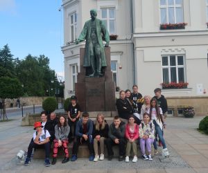 Uczestnicy wycieczki przy pomniku Ignacego Łukasiewicza w Krośnie.