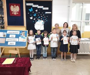 Pamiątkowe zdjęcie uczniów i nauczycieli