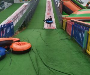 Uczniowie bawią się na świeżym powetrzu