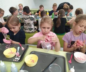 Uczniowie wyrabiają masę slime