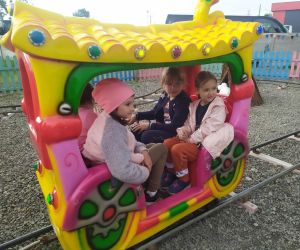 Dziewczynki jadą kolejką