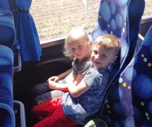 Przedszkolaki - chłopiec i dziewczynka w autobusie
