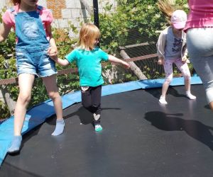 Przedszkolaki bawią się na trampolinie