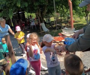 Przedszkolaki myją ręce