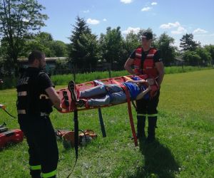 boisko szkolne, pokaz udzielania pierwszej pomocy przez strażaków