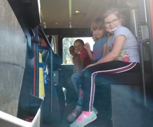 boisko szkolne, uczennice zwiedzają wóz strażacki