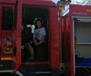 boisko szkolne, uczeń zwiedza wóz strażacki