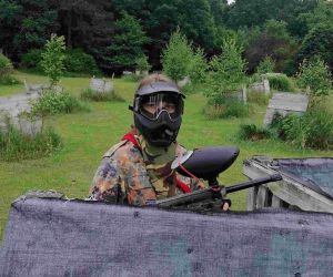 Uczennica w mundurze i z pistoletem