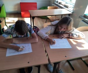 Uczniowie pracują z kartą pracy-planują budżet