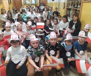 Dzieci oglądają uroczysty apel