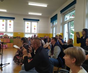 Rodzice uważnie oglądają występ dzieci