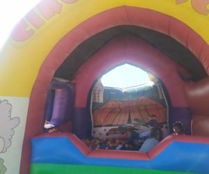 Wesoła zabawa z piłeczkami