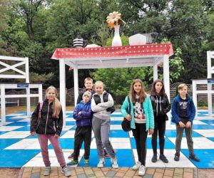 Uczniowie przy stole olbrzyma