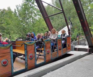 Uczniowie z nauczycielką na statku pirackim