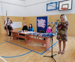 Dyrektor szkoły wygłasza przemówienie