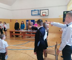 Absolwenci szkoły składają ślubowanie