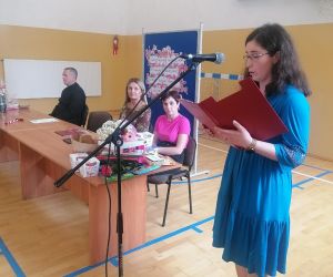 Przewodnicząca Rady Rodziców wygłasza przemowę