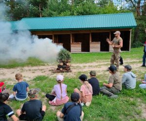 Grupa dzieci na świeżym powietrzu.