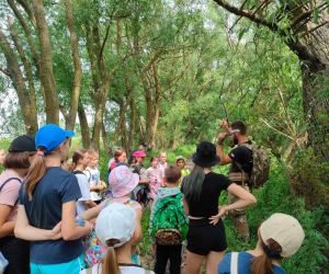 Grupa dzieci na świeżym powietrzu.