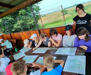 Grupa dzieci na świeżym powietrzu.