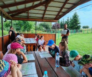 Grupa dzieci na świeżym powietrzu.