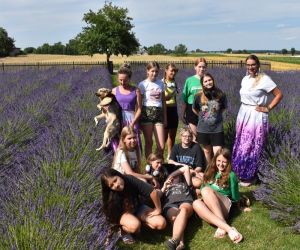 Grupa dzieci na świeżym powietrzu.