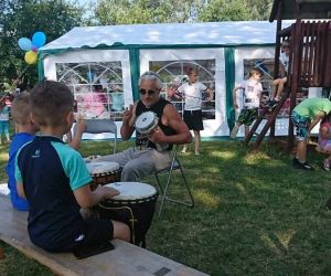 Nauka gry na bębnach, mężczyzna i dziecko.