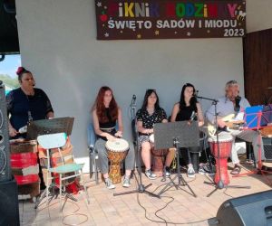 Zespół Załoga Kosmos grający na bębnach.