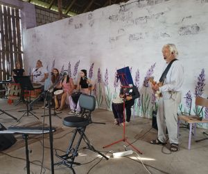 Zespół Załoga Kosmos grający na bębnach.