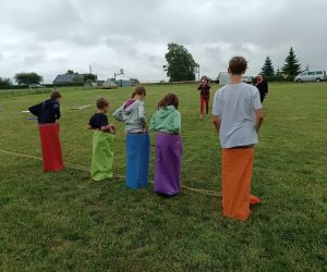 Grupa dzieci na świeżym powietrzu.