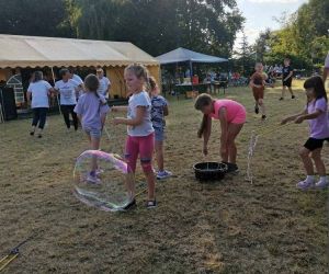 Grupa dzieci na świeżym powietrzu.