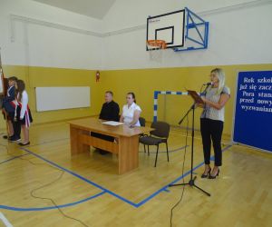 Dyrektor szkoły przemawia przy mikrofonie