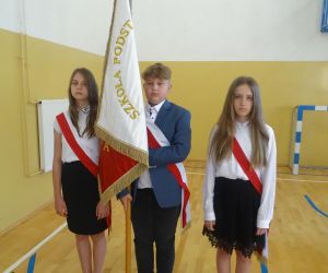 Chłopiec i dwie dziewczynki w galowych strojach - poczet sztandarowy szkoły