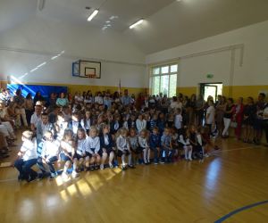 Uczniowie i rodzice zgromadzeni jako widownia w sali gimnastycznej