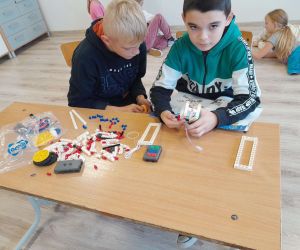 Uczniowie budują robota z własnego pomysłu