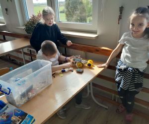 Uczniowie budują samochód